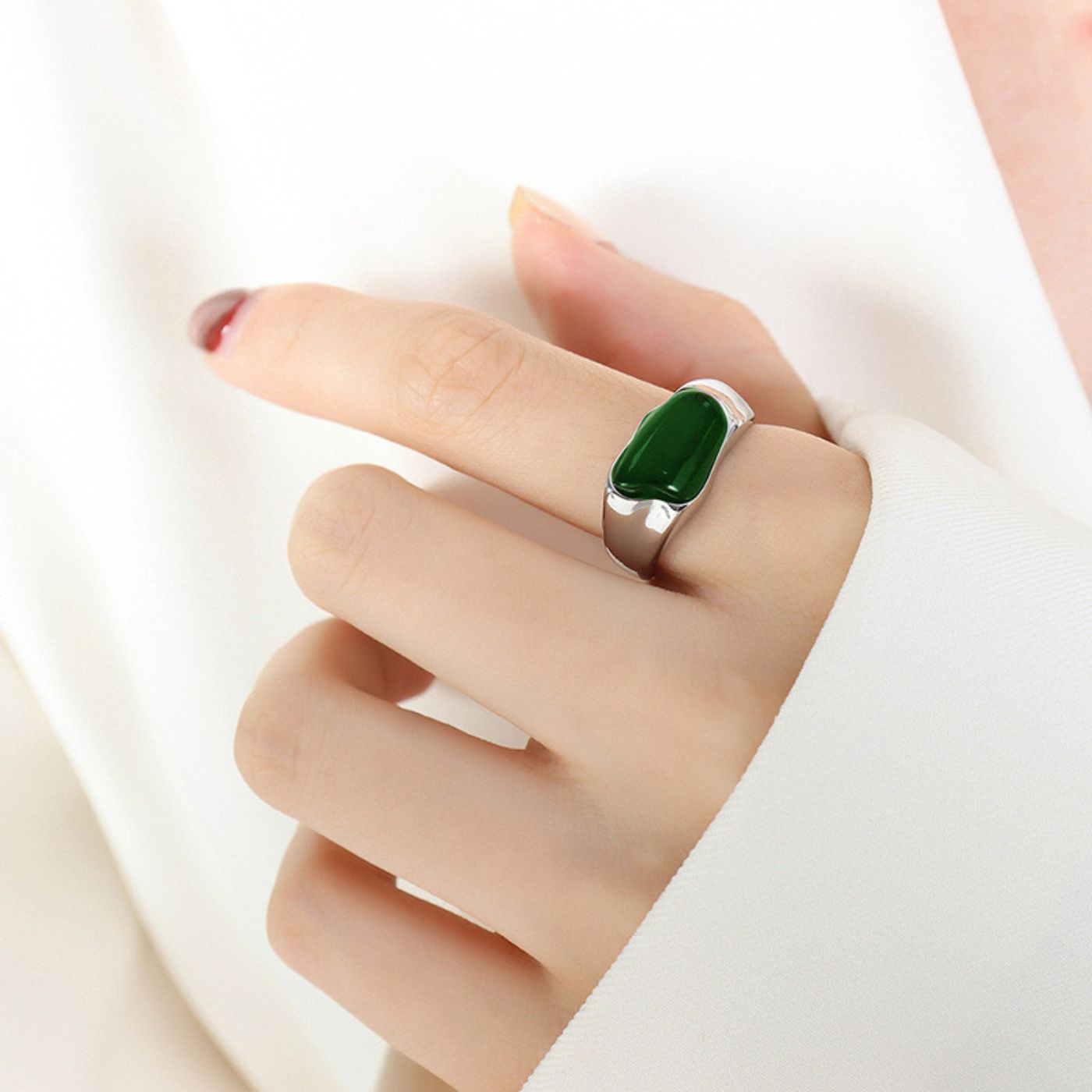 Vintage Emerald Green Resin Ring