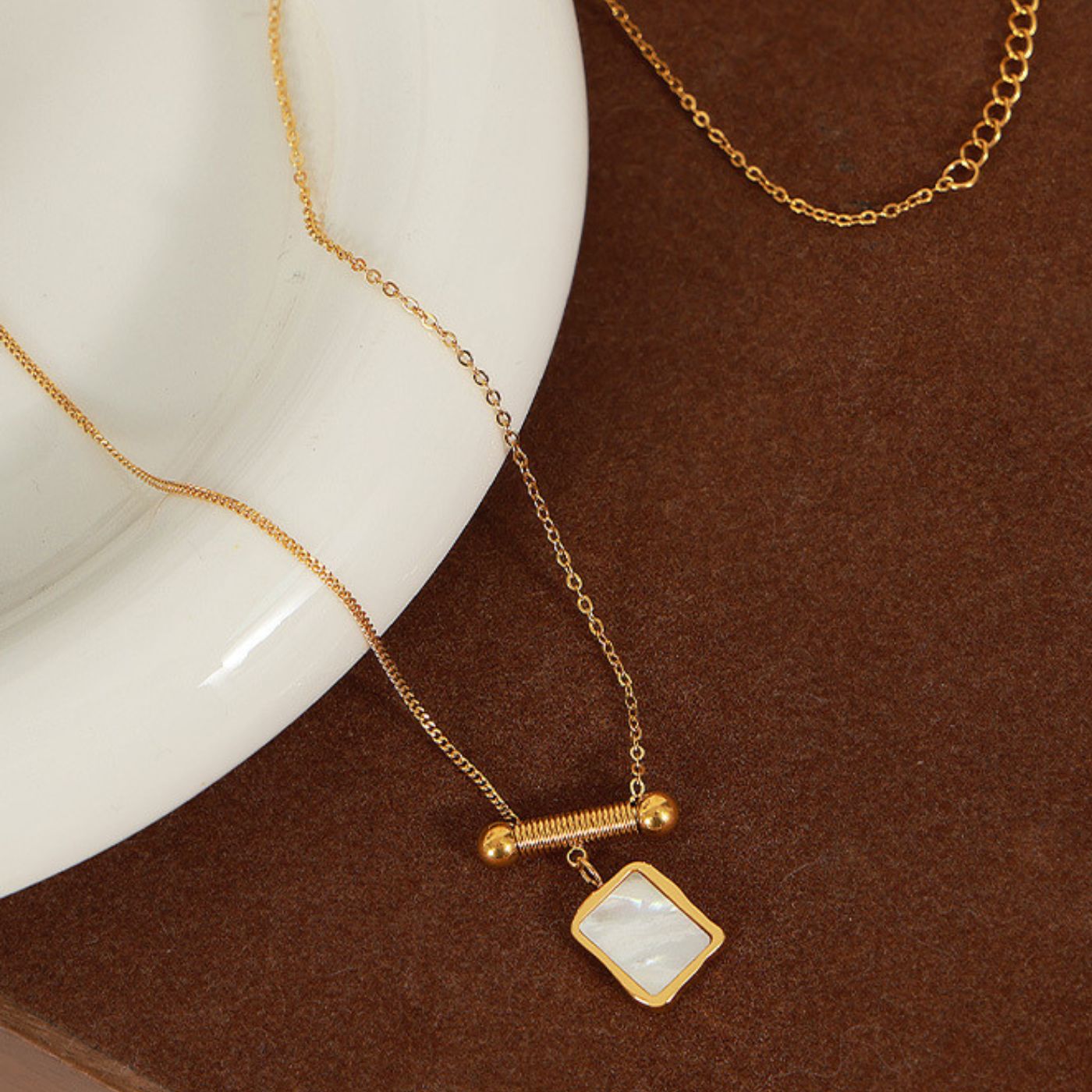 Mother-of-pearl and twisted bar necklace