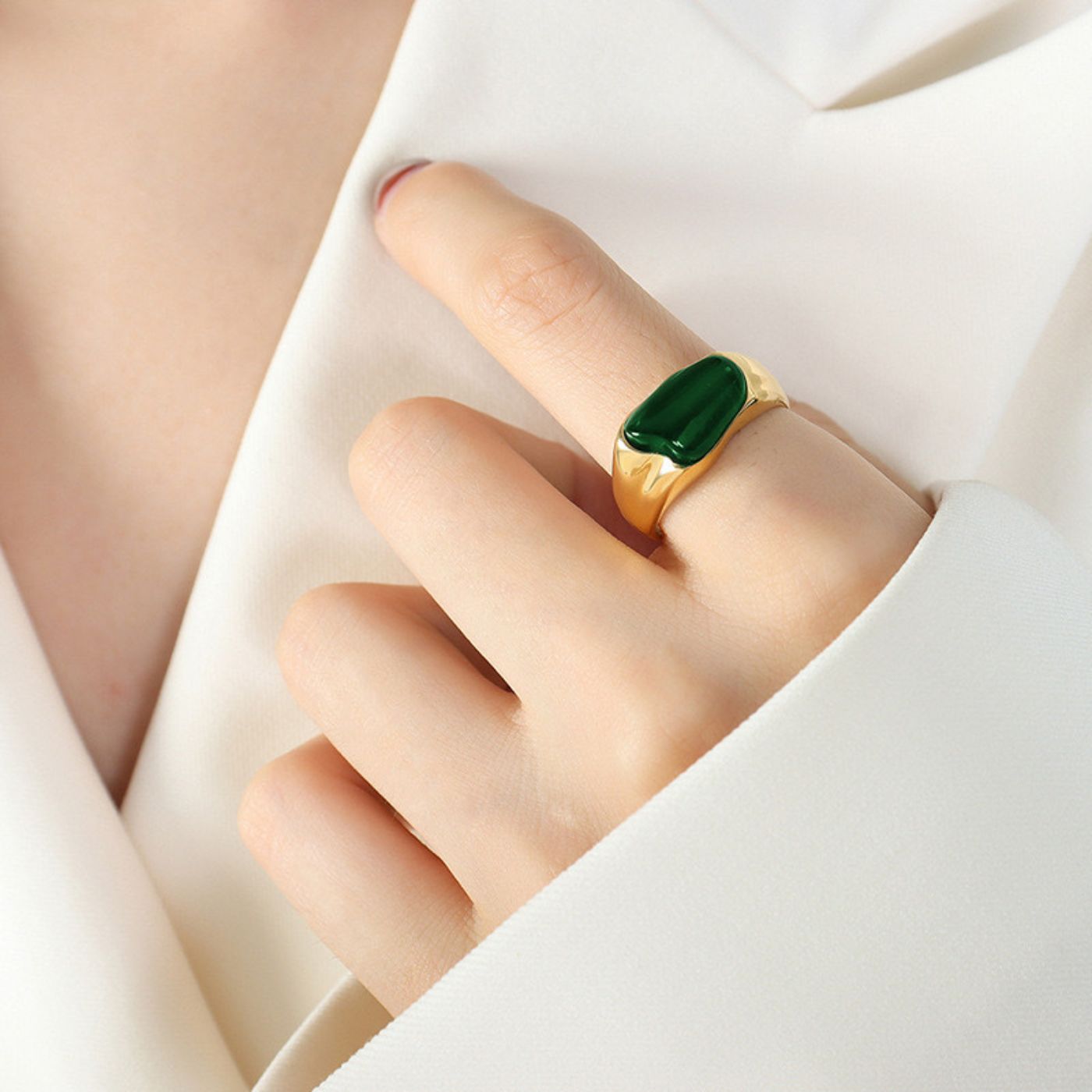 Vintage Emerald Green Resin Ring