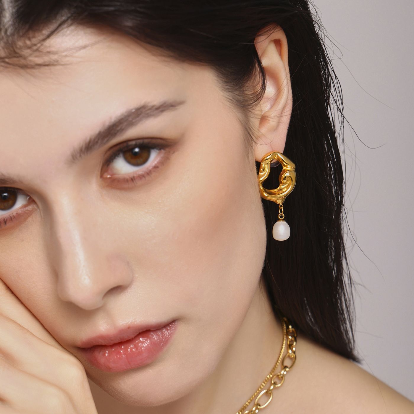Gold wave earrings with natural pearl