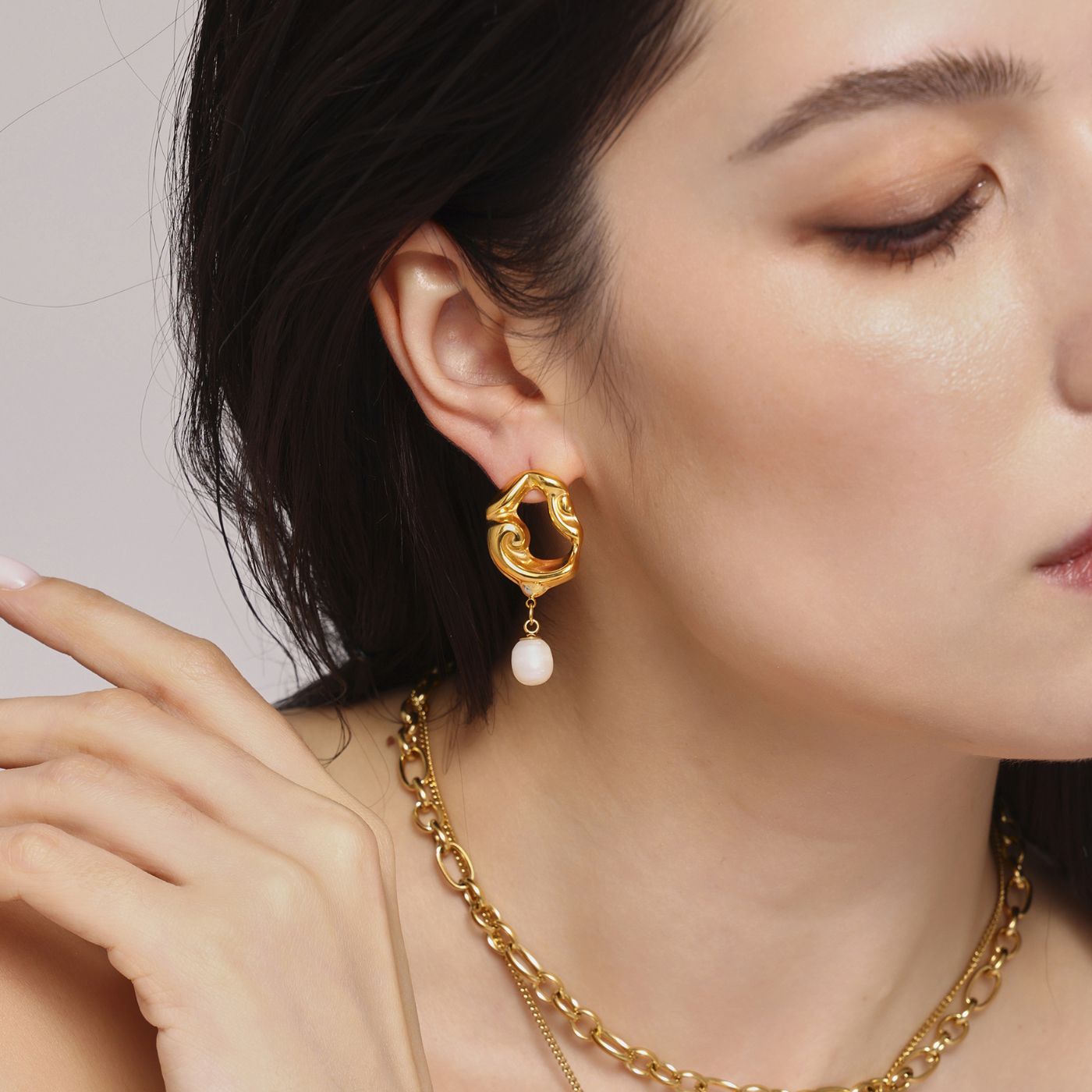 Gold wave earrings with natural pearl