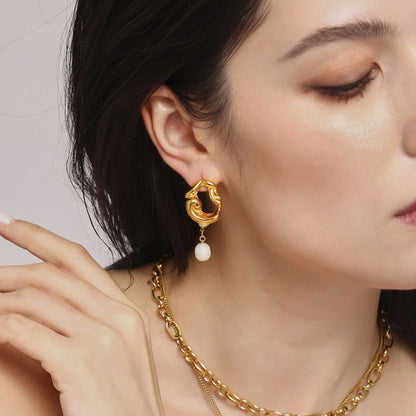 Gold wave earrings with natural pearl