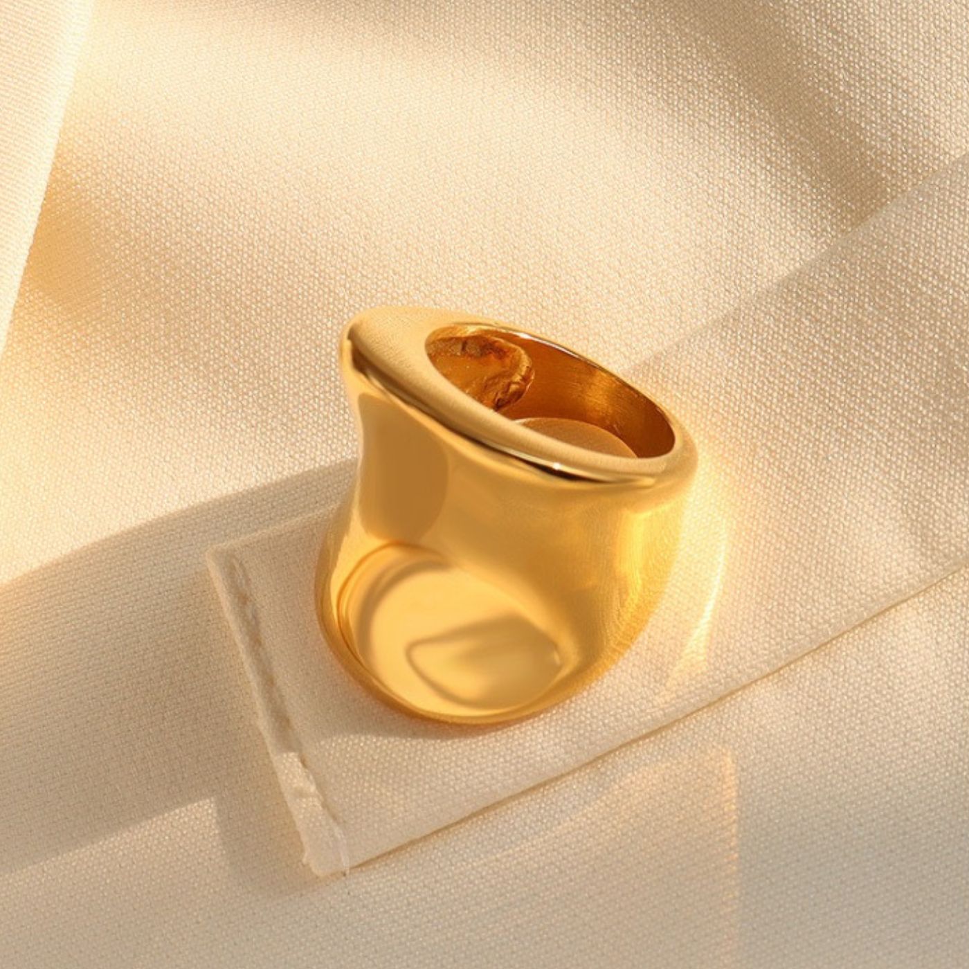 Curved Sparkle Ring