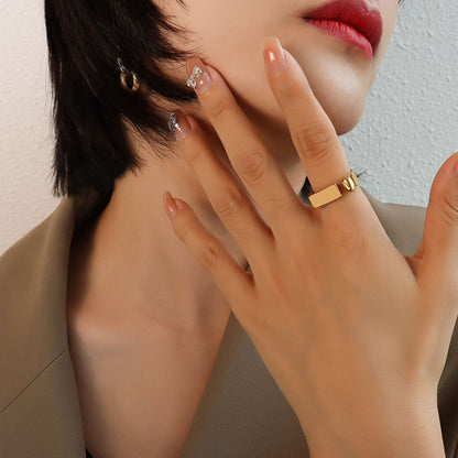 Bague lettre D géométrique