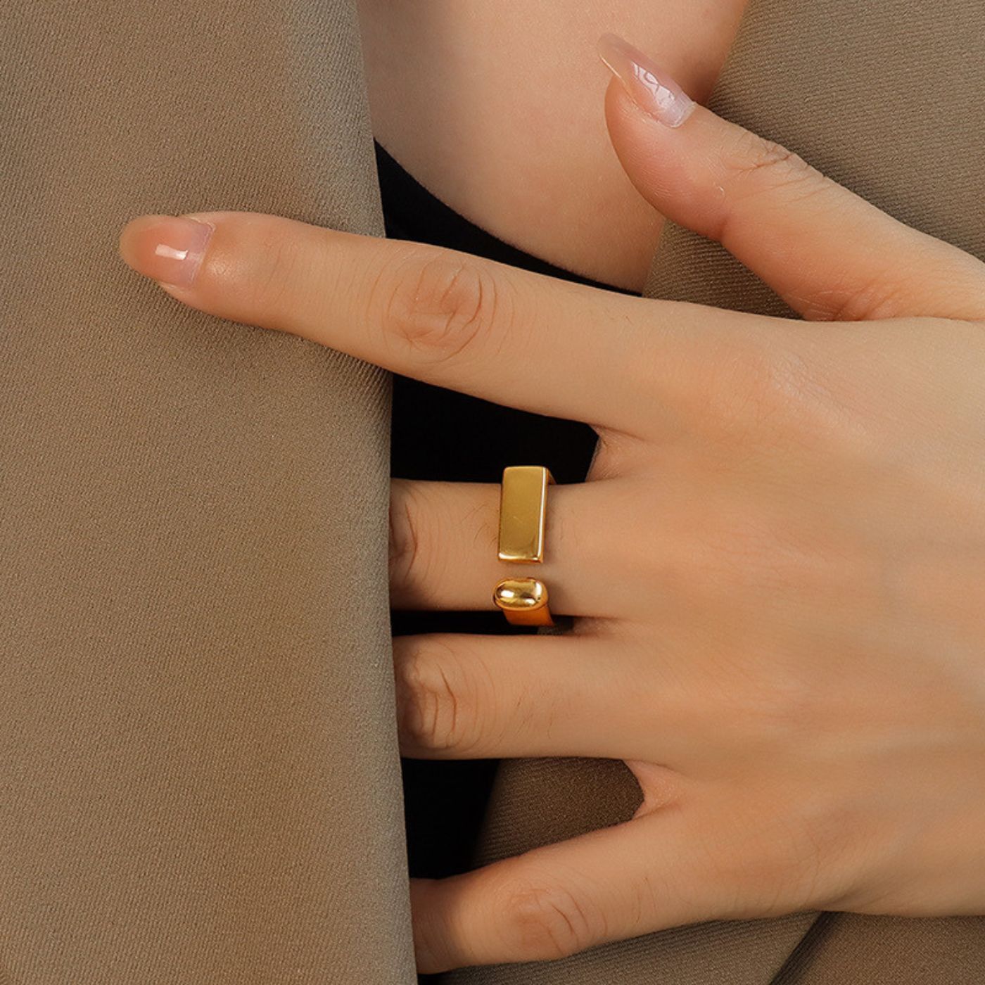 Bague lettre D géométrique