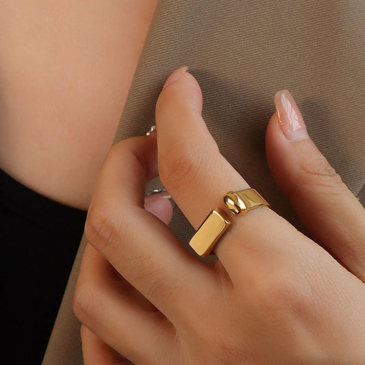 Geometric D letter ring