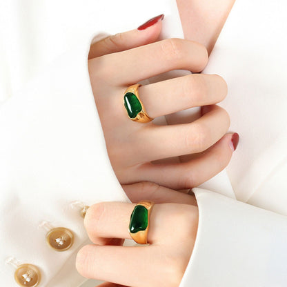 Vintage Emerald Green Resin Ring
