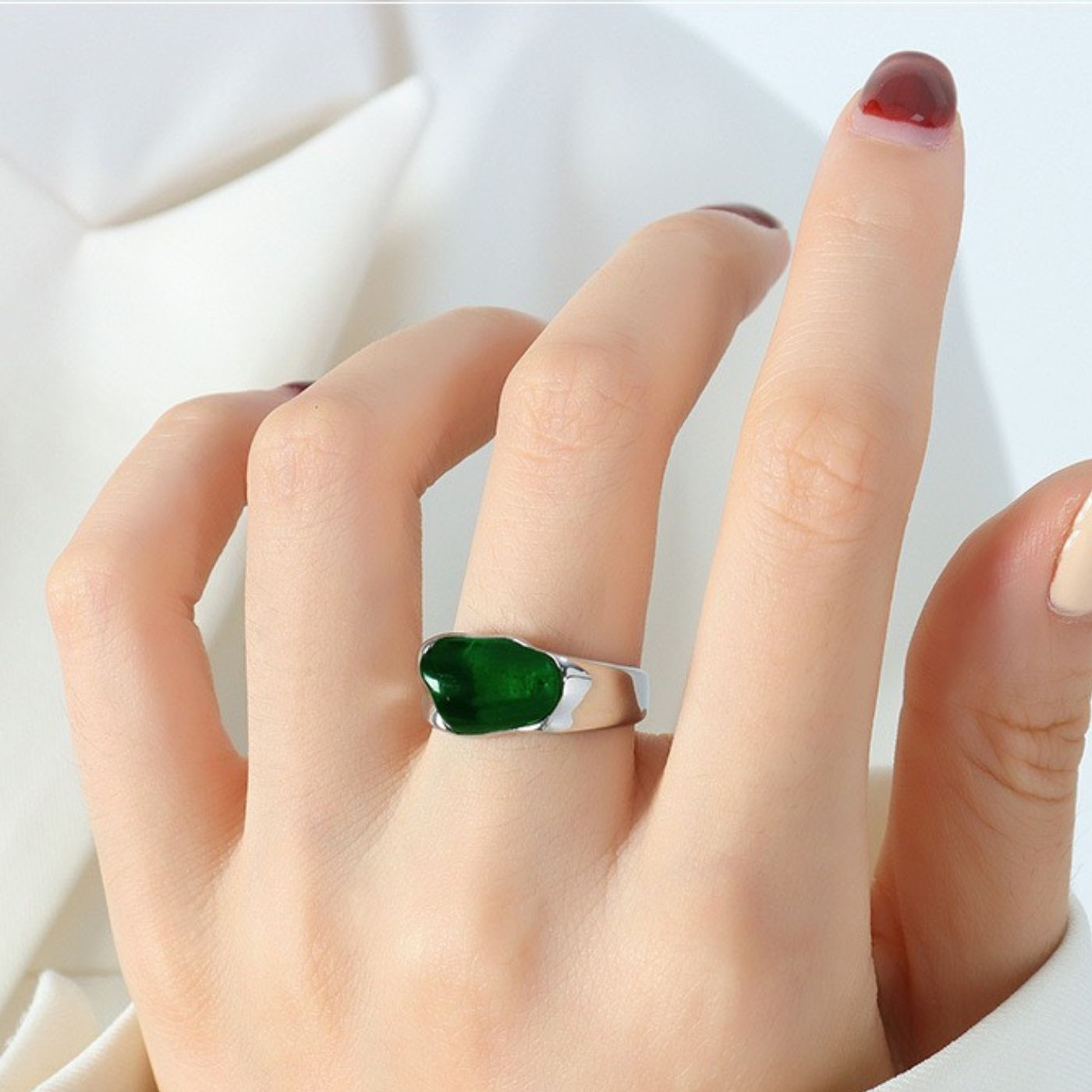 Vintage Emerald Green Resin Ring