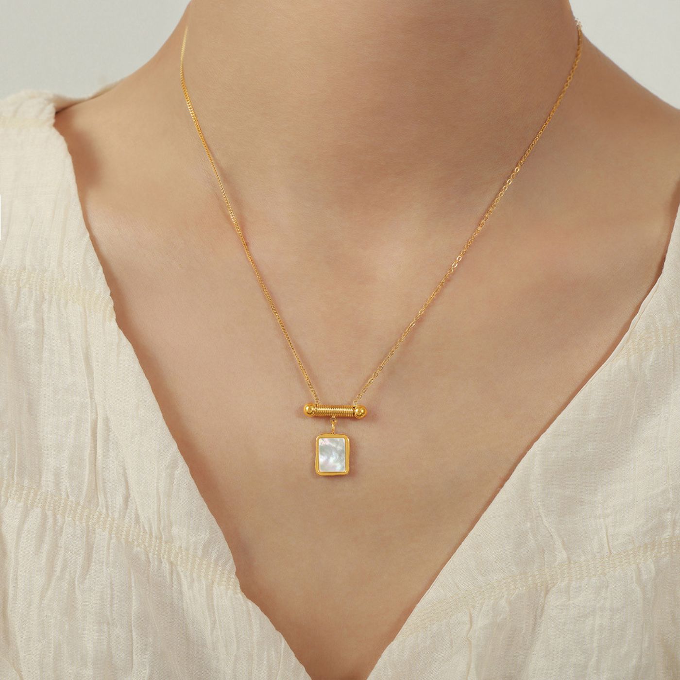 Mother-of-pearl and twisted bar necklace